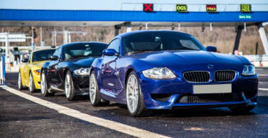 Luxuslimousine und Sportwagen auf der Straße – Autoexport aus Remscheid Luxuslimousine und Sportwagen auf der Straße – Autoexport aus Remscheid